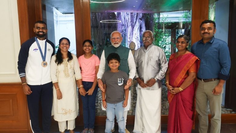 PR Sreejesh Meets PM Modi:&nbsp;पीआर श्रीजेश ने 78वें स्वतंत्रता दिवस के अवसर पर परिवार के साथ प्रधानमंत्री नरेंद्र मोदी से की मुलाकात, देखें तस्वीरें