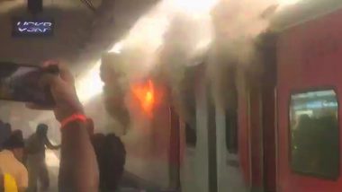 Train Fire Video: विशाखा रेलवे स्टेशन पर ट्रेन में लगी भीषण आग, प्लेटफार्म मची अफरा-तफरी, हादसे का वीडियो आया सामने