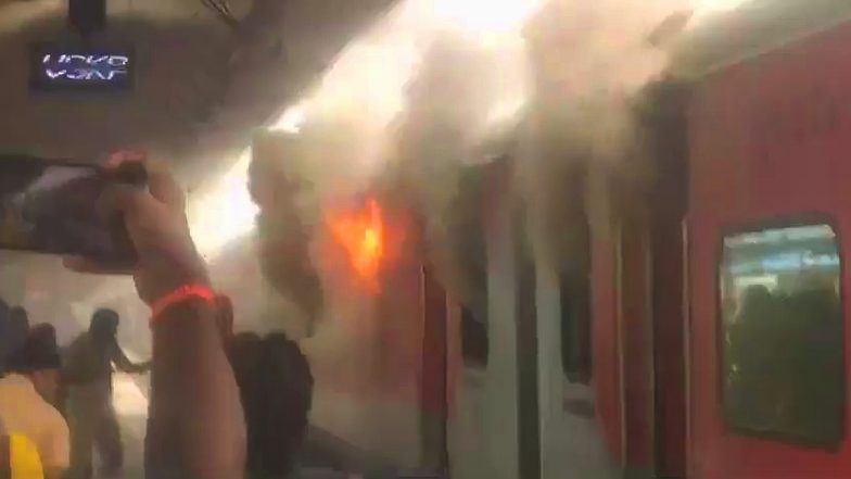 Train Fire Video: विशाखा रेलवे स्टेशन पर ट्रेन में लगी भीषण आग, प्लेटफार्म मची अफरा-तफरी, हादसे का वीडियो आया सामने