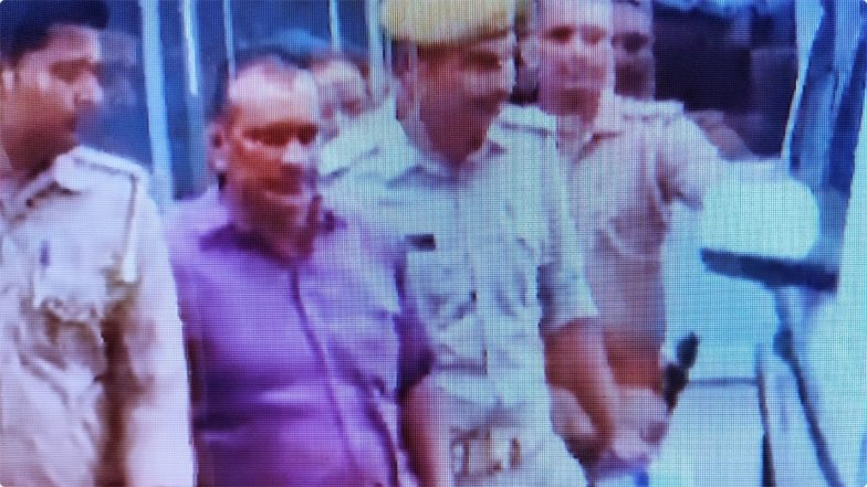 Kannauj Rape Case: यूपी पुलिस की कन्नौज में सपा नेता नवाब सिंह के खिलाफ बड़ी कार्रवाई, नाबालिग से रेप की कोशिश के आरोप में गिरफ्तार; देखें वीडियो