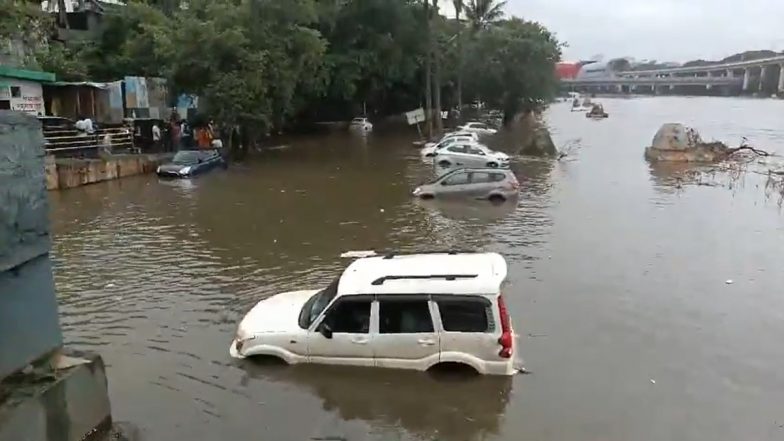Video: खड़कवासला डैम से मुठा नदी में पानी छोड़ने से कई वाहन डूबे, लोग अपनी गाड़ियों को निकालने का कर रहे है प्रयास