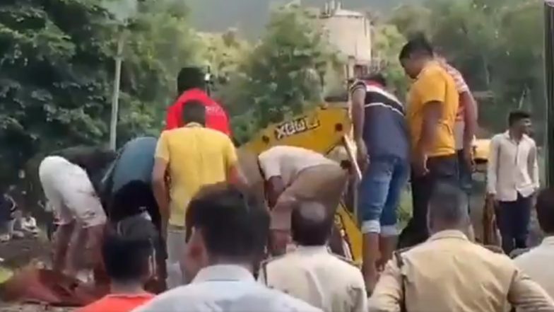 Video: फार्म हाउस की छत गिरने से 5 मजदूरों की दबकर मौत, इंदौर जिले के महू के चोरल गांव में हुआ हादसा