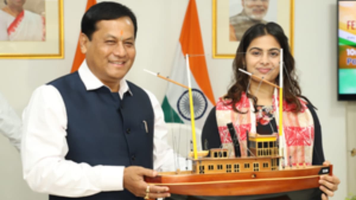 Manu Bhaker: केंद्रीय मंत्री सर्बानंद सोनोवाल ने मनु भाकर को किया सम्मानित, 10 लाख रुपये का चेक सौंपा