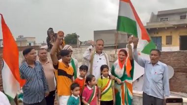 ‘Har Ghar Tiranga’ Campaign: सीमा हैदर, अपने पति सचिन के साथ ग्रेटर नोएडा में ‘हर घर तिरंगा’ अभियान में लिया भाग, ‘नरेंद्र मोदी जिंदाबाद’ के लगाए नारे; VIDEO