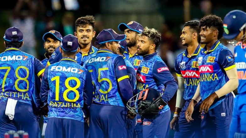 IND vs SL 1st ODI Live Score Update: वानिंदु हसरंगा ने श्रीलंका की टीम को दिलाई आठवीं सफतला, कुलदीप यादव को बनाया अपना शिकार