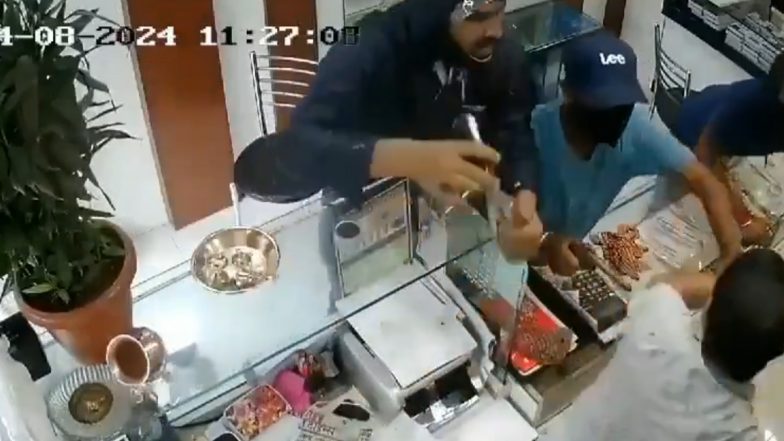 Video: ठाणे के ज्वेलर्स में दिनदहाड़े डकैती की कोशिश, हाथों में पिस्तौल लेकर पहुंचे आरोपियों को मालिक ने डंडे से मारकर भगाया, ठाणे की घटना