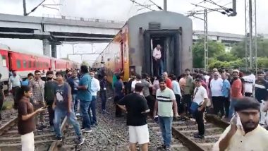 Surat Train Accident: गुजरात के सूरत में बड़ा रेल हादसा टला, चलती ट्रेन के दो डिब्बे अलग हुए, कोई हताहत नहीं (Watch Video)