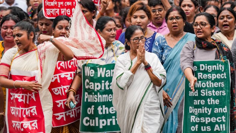 Kolkata Rape Case: ममता सरकार ने 42 प्रोफेसरों और डॉक्टरों का किया तबादला, रेप और हत्या के खिलाफ आवाज उठाने वाले चिकित्सकों का भी ट्रांसफर