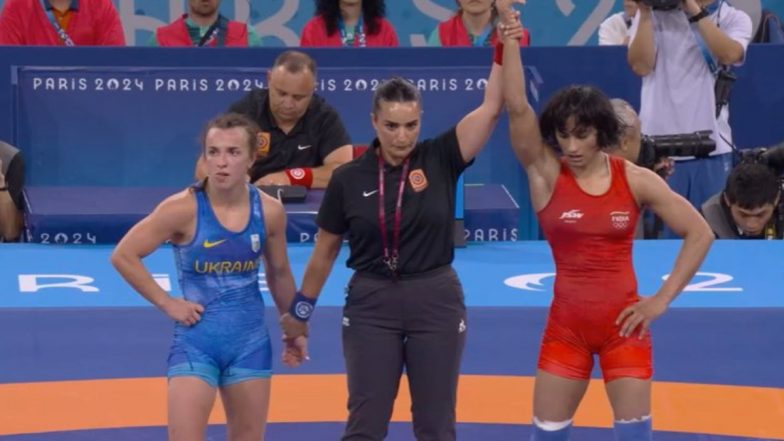 Vinesh Phogat at Paris Olympics 2024: यूक्रेन की ओक्साना लिवाच को हराकर विमेंस 50KG कुश्ती स्पर्धा के सेमीफाइनल में पहुंचीं विनेश फोगाट 