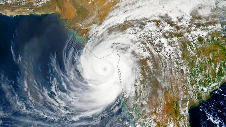 Cyclone 'Dana: ओडिशा तट पर चक्रवात ‘दाना’ के पहुंचने से दक्षिण बंगाल के कई क्षेत्रों में भारी बारिश