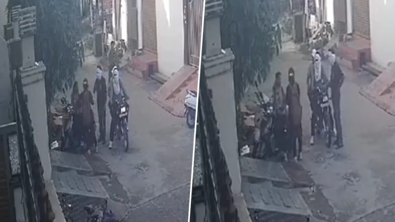 Muzaffarnagar Harassment Case: बाइक सवार तीन युवकों ने कोचिंग सेंटर जा रही लड़कियों का किया पीछा, छेड़छाड़ की कोशिश की; सामने आया Video