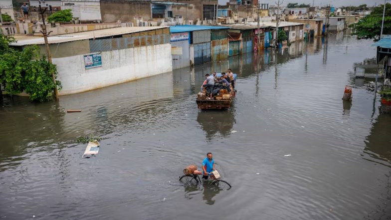 Cyclone Asna: गुजरात में बारिश और बाढ़ का कारण बना डीप डिप्रेशन, पाकिस्तान की ओर बढ़ा चक्रवात असना
