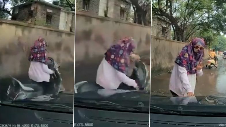 Video: सड़कों के गड्डे बने जानलेवा! गाड़ी से गिरी महिला, बाल बाल बची जान, पुणे की घटना का वीडियो वायरल