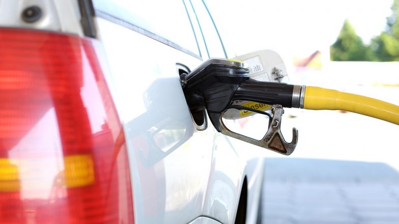 Fuel Ban For 15 Year Old Vehicles in Delhi: दिल्ली में 15 साल पुराने वाहनों को नहीं मिलेगा पेट्रोल-डीजल, 1 अप्रैल से लागू होगा नियम
