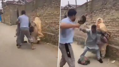 Son Beats His Parents Video: श्रीनगर में हैवान बेटे ने सड़क पर मां-बेटे को चप्पल से पीटा, घर में घुसने से रोका