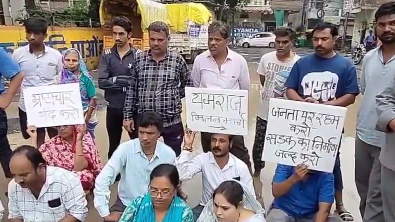 Video: इंदौर में सड़क बनाने की मांग को लेकर पानी से भरे गड्डों में बैठे कांग्रेसी, पार्षद और नागरिकों ने किया अनोखा आंदोलन