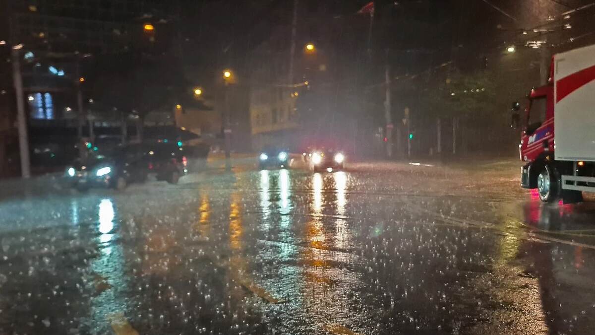 Kolkata Heavy Rain: कोलकाता में रात भर हुई बारिश से सामान्य जनजीवन प्रभावित