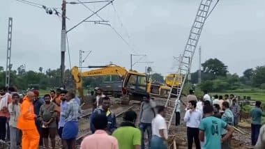 Telangana Rain: महबूबाबाद में  बारिश के पानी में बहा रेलवे ट्रैक, खम्मम जिले में पलयार जलाशय हुआ ओवरफ्लो, सामने आया तेलंगाना के बाढ़ का भयावह VIDEO