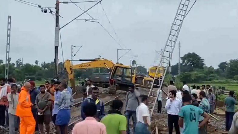 Telangana Rain: महबूबाबाद में  बारिश के पानी में बहा रेलवे ट्रैक, खम्मम जिले में पलयार जलाशय हुआ ओवरफ्लो, सामने आया तेलंगाना के बाढ़ का भयावह VIDEO