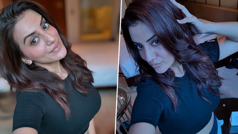 Akshara Singh ने क्रॉप टॉप में दिए किलर पोज, एक्ट्रेस की हॉटनेस ने फैंस को किया घायल (View Pics)