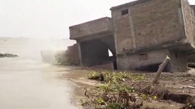 Bihar Floods Video: बिहार के भागलपुर में बारिश का कहर, कई पक्के मकान नदी में समाए, देखें गंगा के आस पास की बाढ़ की स्थिति