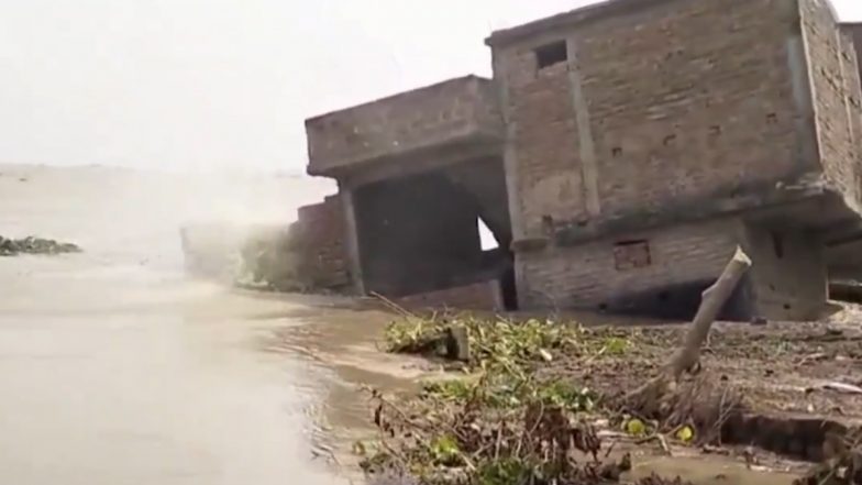 Bihar Floods Video: बिहार के भागलपुर में बारिश का कहर, कई पक्के मकान नदी में समाए, देखें गंगा के आस पास की बाढ़ की स्थिति