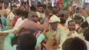 Congress Workers  Fight Video: यूपी के फूलपुर में कांग्रेस कार्यकर्ता आपस में भिड़े, जमकर चले लात और घूंसे, देखें वीडियो