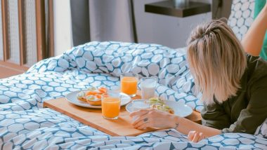 Disadvantages Of Eating Food In Bed: बिस्तर पर बैठकर न खाएं कभी खाना, वास्तुशास्त्र के अनुसार ऐसा करने से हो सकती है आर्थिक तंगी