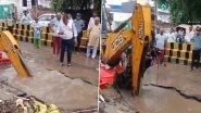 Viral Video: सड़क के गहरे गड्ढे में बाइक समेत गिरा डिलीवरी बॉय, जेसीबी की मदद से बाइक को निकालना पड़ा बाहर