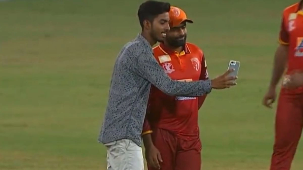 Babar Azam Selfie With Pitch Invader: बाबर आज़म ने पाकिस्तान चैंपियंस कप 2024 मैच के दौरान फील्ड में घूसें फैन के साथ क्लिक की सेल्फी, देखें वीडियो