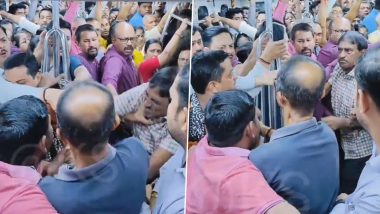 Viral Video: ट्रेन में दो लोगों के बीच मारपीट, अंकल ने जमकर शख्स पर बरसाएं मुक्के, कोलकाता की मेट्रो का वीडियो वायरल