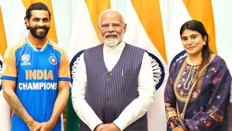 Ravindra Jadeja Joined BJP: आलराउंडर रवींद्र जडेजा ने थामा बीजेपी का दामन, अब शुरू करेंगे राजनीतिक पारी