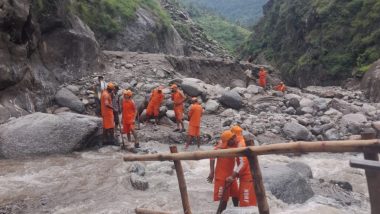 Andhra Pradesh Flood: बाढ़ प्रभावित विजयवाड़ा में हेलीकॉप्टर से खाद्य सामग्री, पेयजल पहुंचाया जा रहा