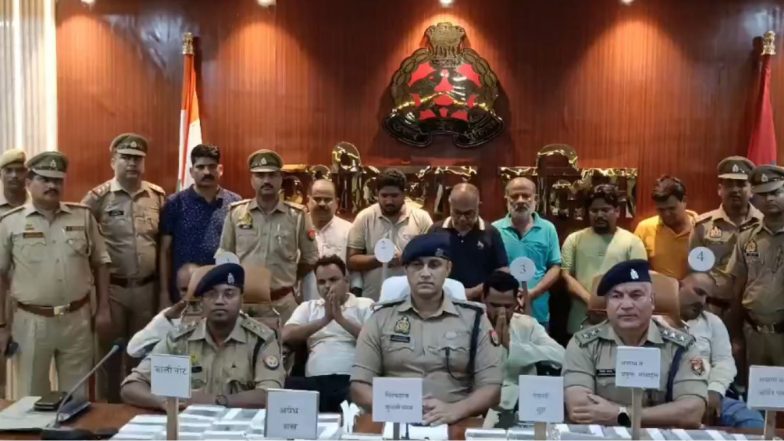 Kushinagar: जाली नोटों की तस्करी मामले में कुशीनगर से सपा नेता रफी खान गिरफ्तार, 5 लाख 62 हजार की नकली करेंसी बरामद (Watch Video)