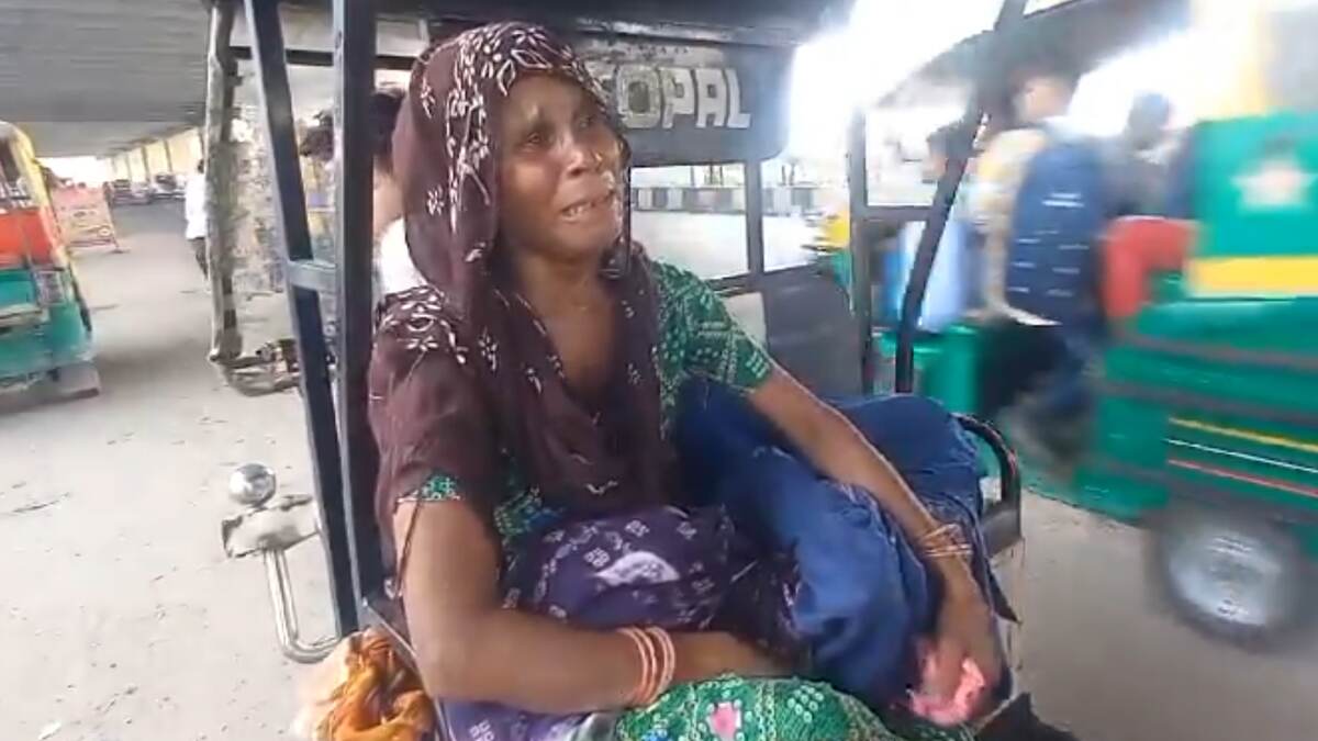 Meerut: दहेज की बलि चढ़ी एक और बेटी, ससुराल वालों पर तेजाब पिलाने का आरोप, पीड़िता की मौत के बाद मां शव को गोद में लेकर रोती बिलखती दिखी (Watch Video)