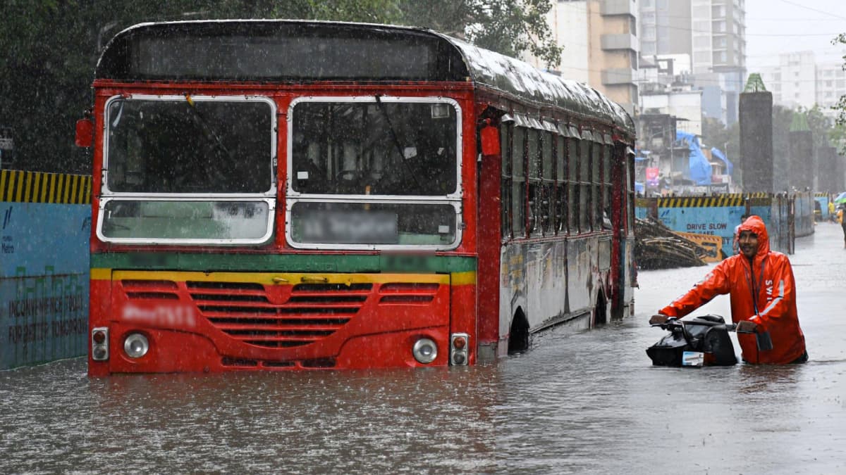 Mumbai Weather Rain Red Alert Today: मुंबई में भारी बारिश! सभी स्कूल और कॉलेजों की छुट्टी, IMD ने जारी किया रेड अलर्ट