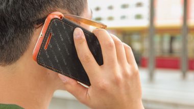 Mobile Phones and Cancer Risk: क्या मोबाइल फोन से बढ़ता है ब्रेन कैंसर का खतरा? ग्लोबल स्टडी में सामने आई ये बात