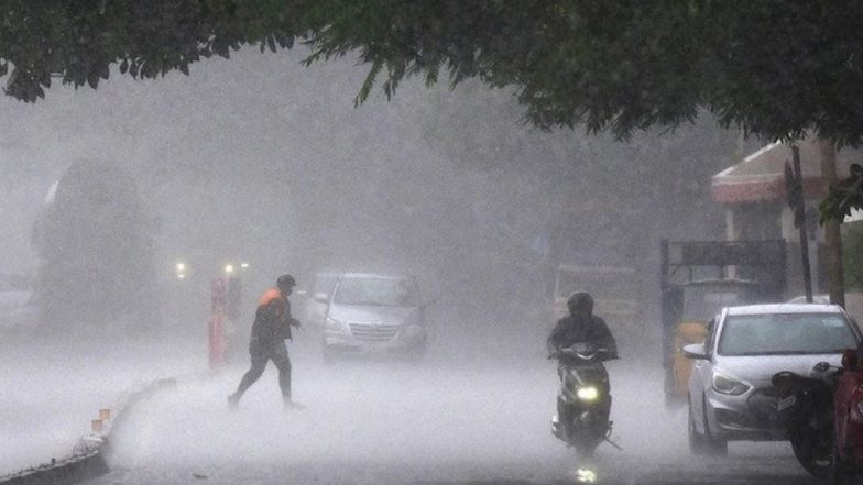 Bengluru Rains: भारी बारिश के कारण बेंगलुरु में कल स्कूल बंद, ऑफिस में वर्क फ्रॉम होम की सलाह