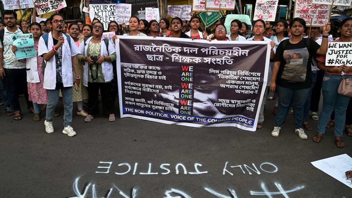 Kolkata Doctor Rape Murder: दो घंटे तक खाली कुर्सियों के सामने अकेले बैठी रहीं ममता बनर्जी, मीटिंग में नहीं पहुंचे लाइव स्ट्रीमिंग पर अड़े डॉक्टर