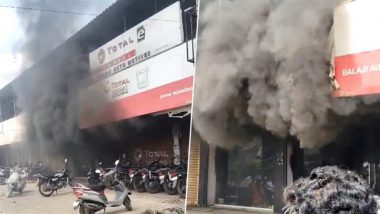 Ola Showroom Fire Video: गुस्साए ग्राहक ने ओला शोरूम को लगाई आग, ई-स्कूटर की सर्विस से था नाराज, वीडियो वायरल