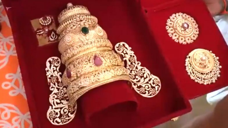 Andhra Pradesh: महाराष्ट्र के एक भक्त ने विजयवाड़ा में देवी कनक दुर्गा को भेंट किए हीरे जड़ित मुकुट, देखें वीडियो