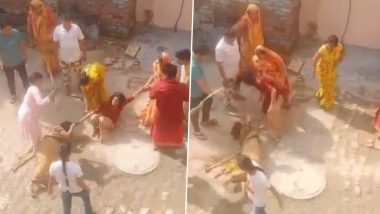 Video: पड़ोसी महिलाओं के बीच नाली के विवाद में जमकर हुआ बवाल, एक दूसरे के साथ की मारपीट, आगरा का वीडियो हुआ वायरल