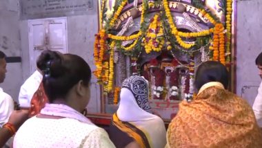 Shardiya Navaratri 5th Day: शारदीय नवरात्रि के पांचवें दिन अयोध्या के बड़ी देवकाली देवी मंदिर और देश के इन मंदिरों में हुई स्कंदमाता की पूजा, देखें वीडियो