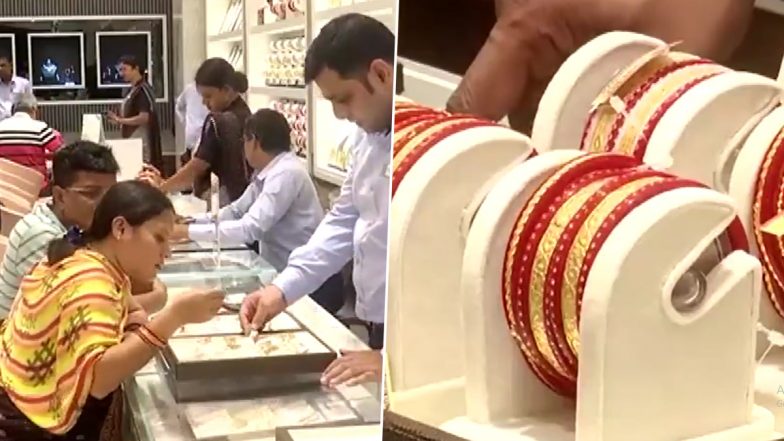 Dhanteras 2024: देशभर में धनतेरस की धूम, आभूषण खरीदने के लिए भुवनेश्वर में ज्वैलर्स की दुकानों में लोगों की उमड़ी भीड़, देखें VIDEO