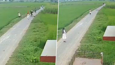 Video: उत्तरप्रदेश के देवरिया में छात्राओं से छेड़छाड़ और बदसलूकी, साइकिल छोड़कर भागी लड़कियां, सीसीटीवी फुटेज आया सामने