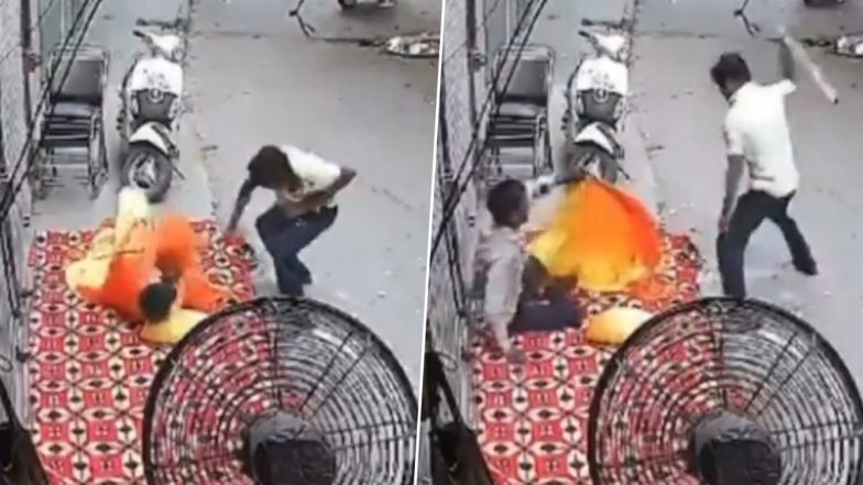 Video: दिल्ली में बदमाश बेखौफ! खुले में पेशाब करने से मना किया तो युवक ने डंडे से की एक शख्स की जमकर पिटाई, वीडियो आया सामने