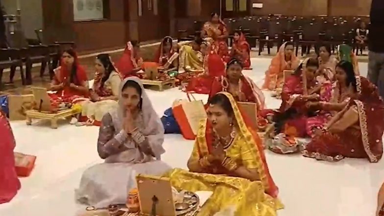 Karwa Chauth 2024: नोएडा, पटना और जयपुर में भी दिखा करवा चौथ का चांद, महिलाओं ने पानी पीकर तोड़ा व्रत (Watch Video)