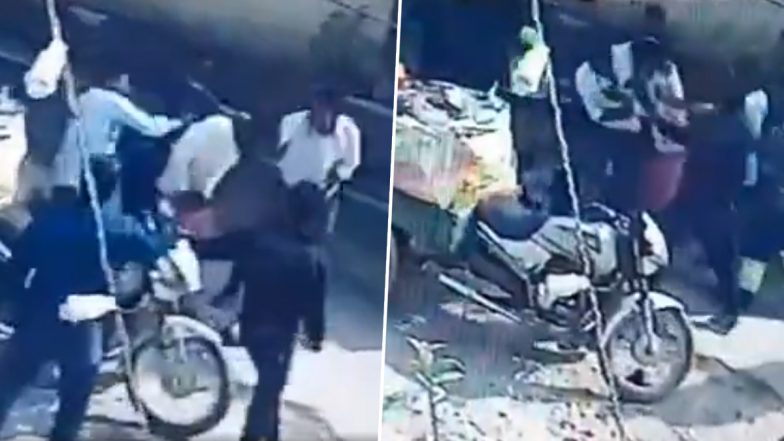 Video: लखनऊ में नगर निगम के कर्मचारियों की गुंडागर्दी! कूड़ा, कचरा उठानेवाले कर्मी को जमकर पीटा