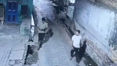 Video: उत्तरप्रदेश में बेखौफ अपराधी! झांसी के बड़ागांव में तमंचे से की फायरिंग, गांव में दहशत फैलाने के लिए 3 बदमाशों ने मचाया आतंक