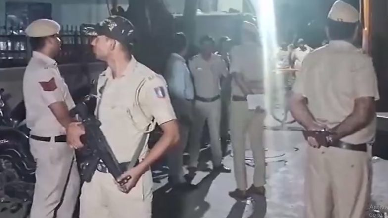 Firing in Delhi: दिल्ली के वेलकम इलाके में सरेआम फायरिंग, दो गुटों की लड़ाई में चली गोली, एक महिला जख्मी (Watch Video)